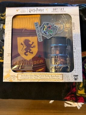 Harry Potter Gryffindor Gift Set - Maroon & Gold and Hog-wart fleece blanket.